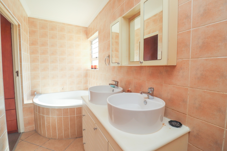 3 Bedroom Property for Sale in Gordons Bay Central Western Cape